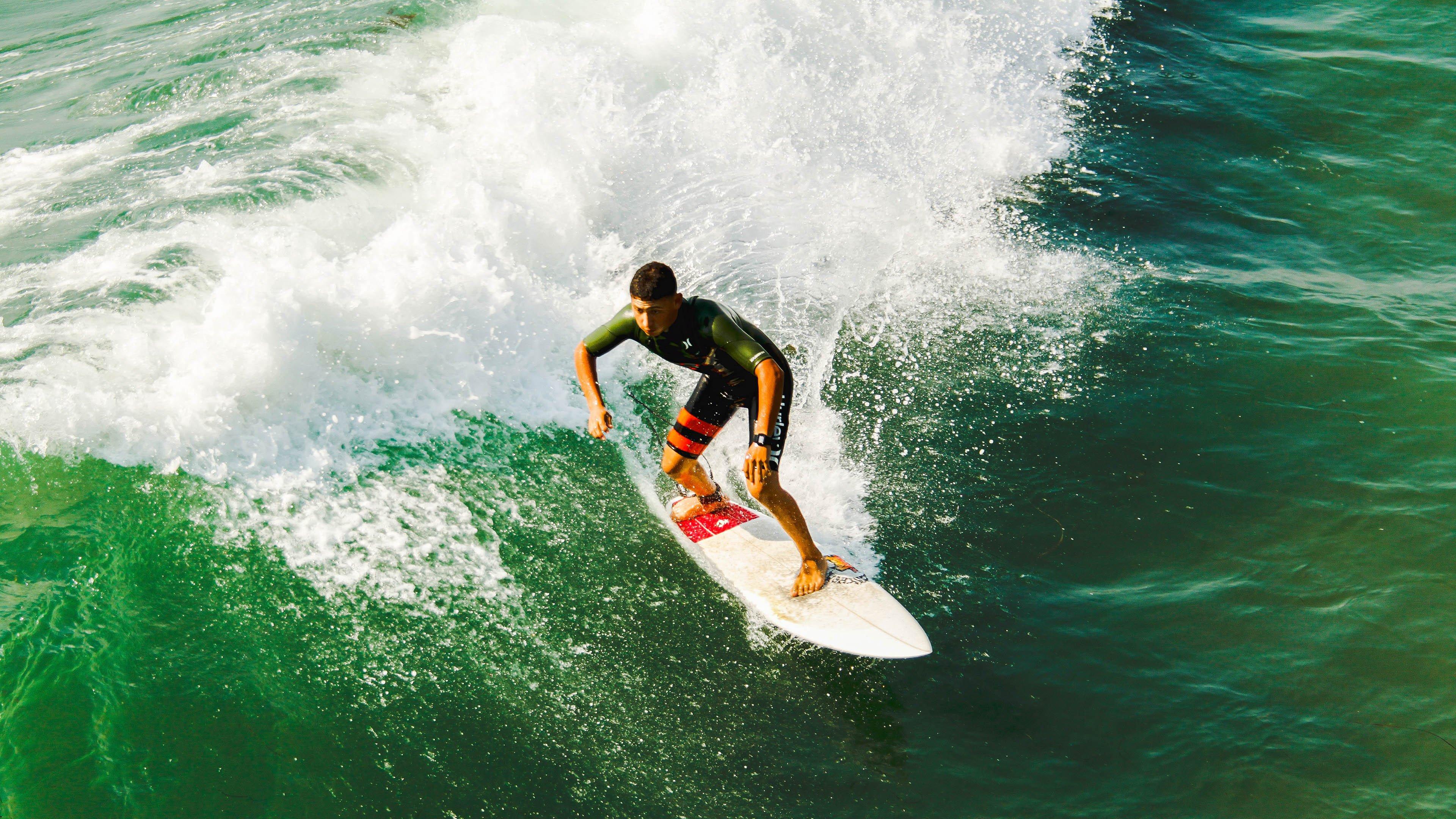 大提琴低吟告别时刻 主火炬幻作星雨 无烟盛会写就亚运终章诗意